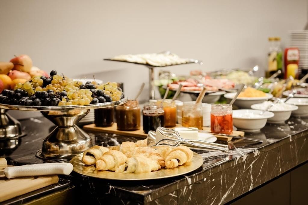 daily buffet breakfast (gel 30 per person)