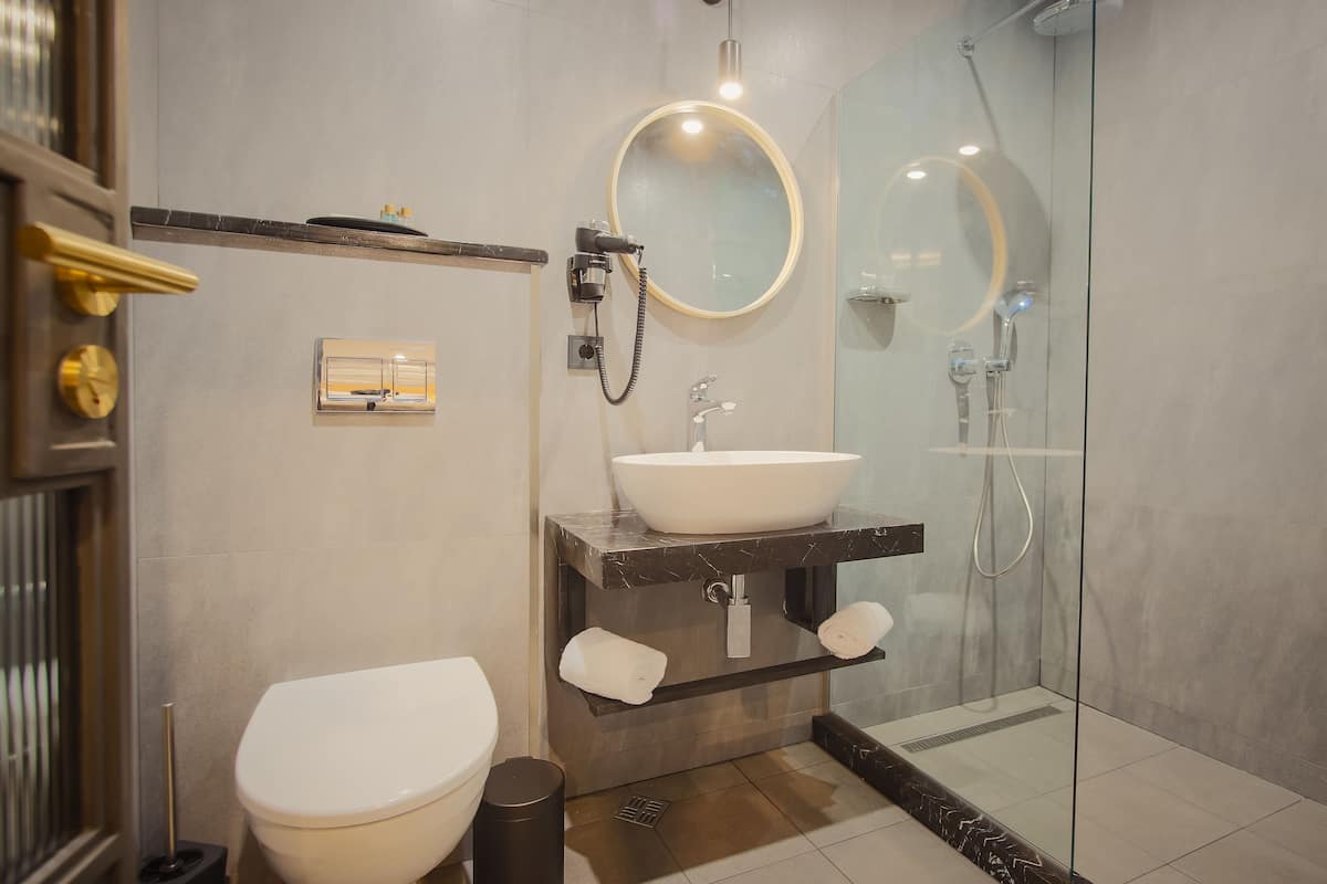 Shower, free toiletries, hair dryer, bathrobes