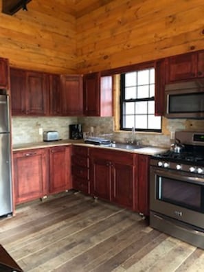 Deluxe Cottage (#9) | Free WiFi - Riverbay Adventure Inn (Chippewa Bay)