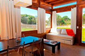 Cabane Familiale, plusieurs lits, non-fumeurs | Salle de séjour | Télévision LED de 24 pouces avec chaînes par câble, télévision