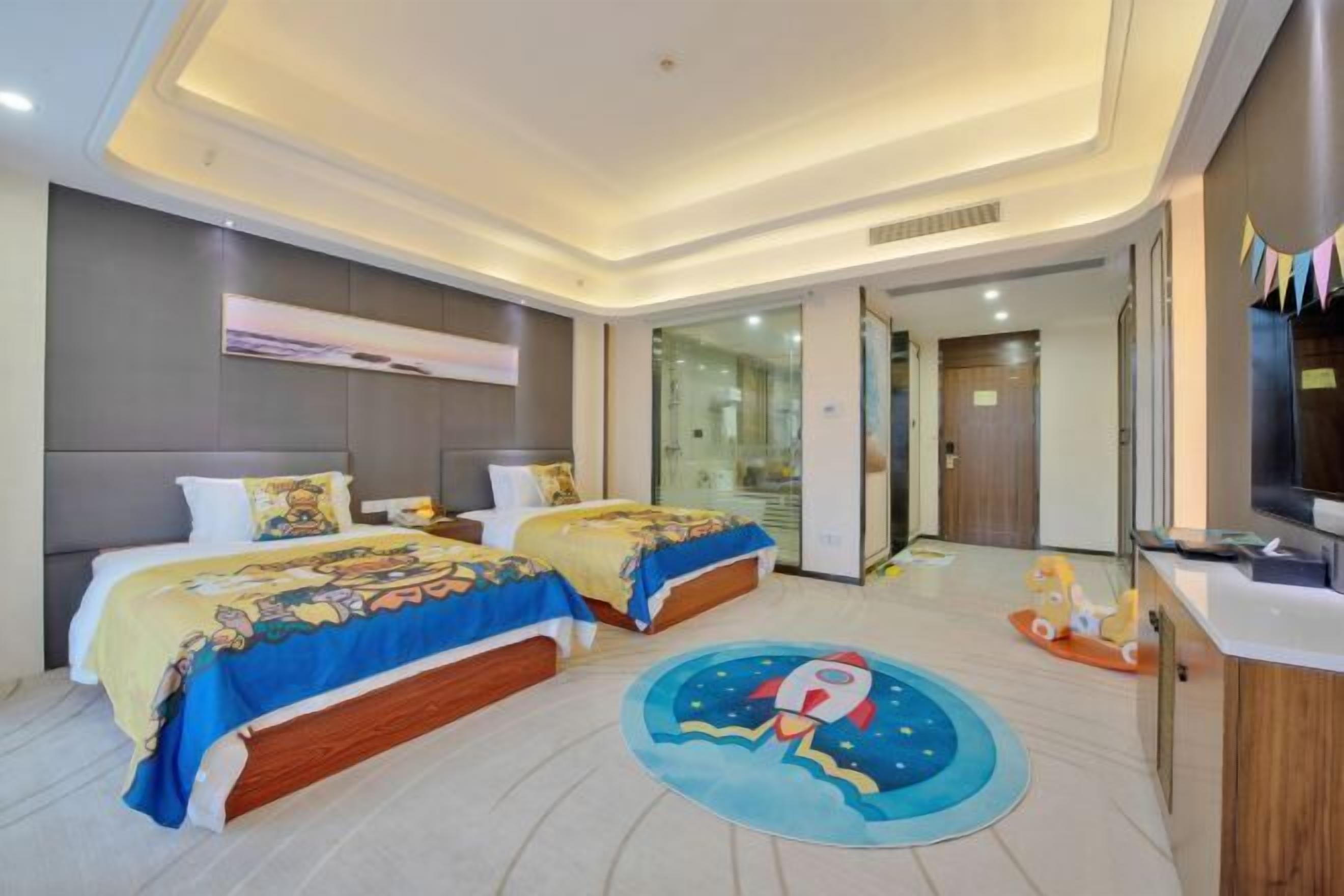 Peti besi dalam bilik, meja, langsir/tirai gelap terus 