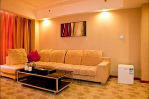 Una cassaforte in camera, una scrivania, tende oscuranti