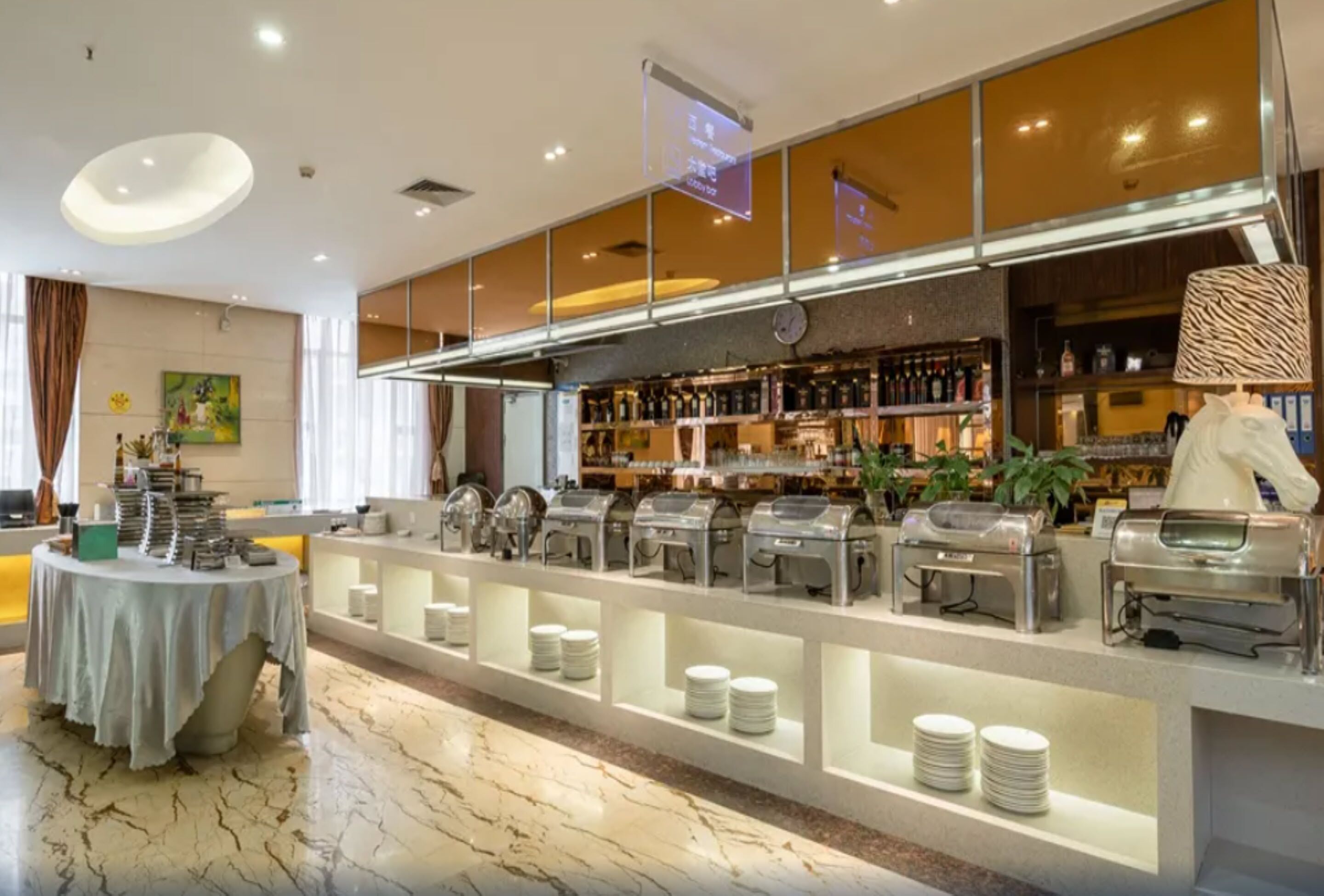 Daily buffet breakfast (CNY 38 per person)