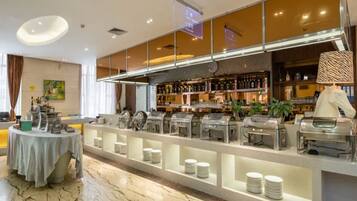 Daily buffet breakfast (CNY 38 per person)