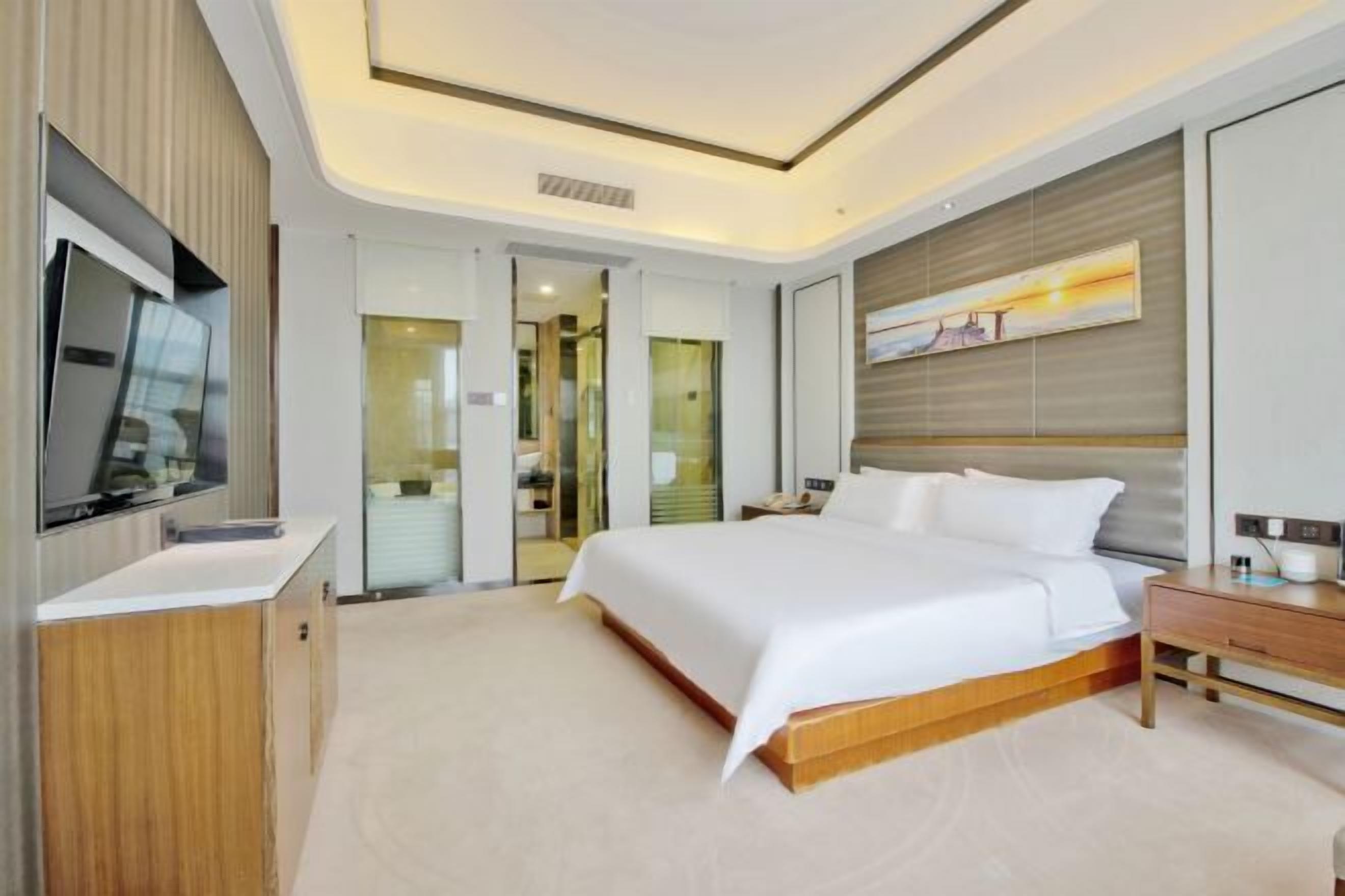 Peti besi dalam bilik, meja, langsir/tirai gelap terus 