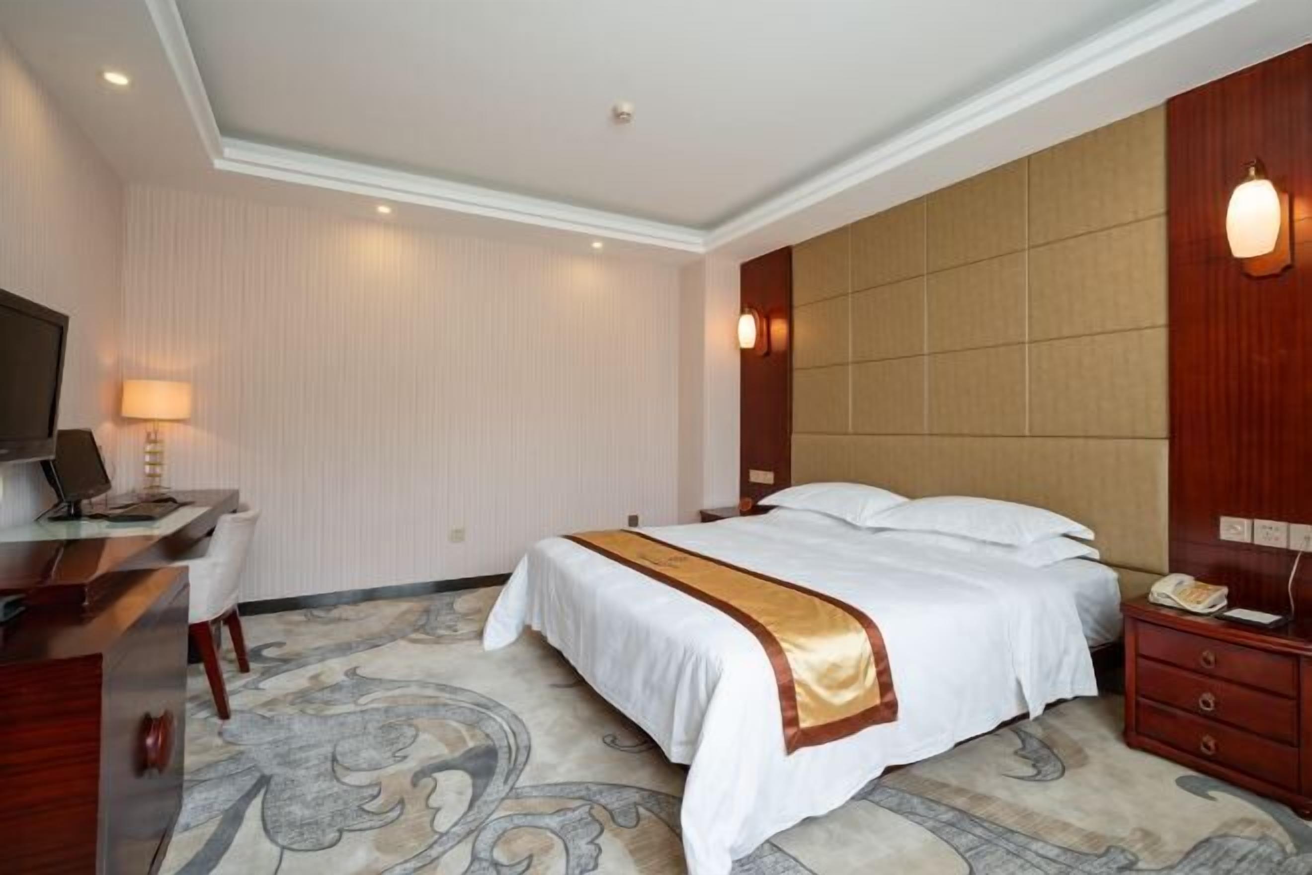 Peti besi dalam bilik, meja, langsir/tirai gelap terus 