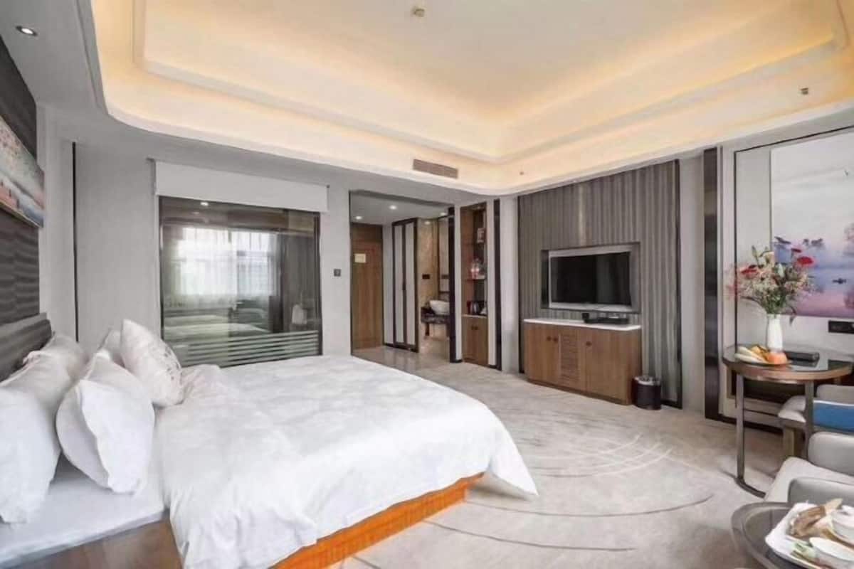 خزنة داخل الغرفة ومكتب وستائر تعتيم ومكواة/لوح كي