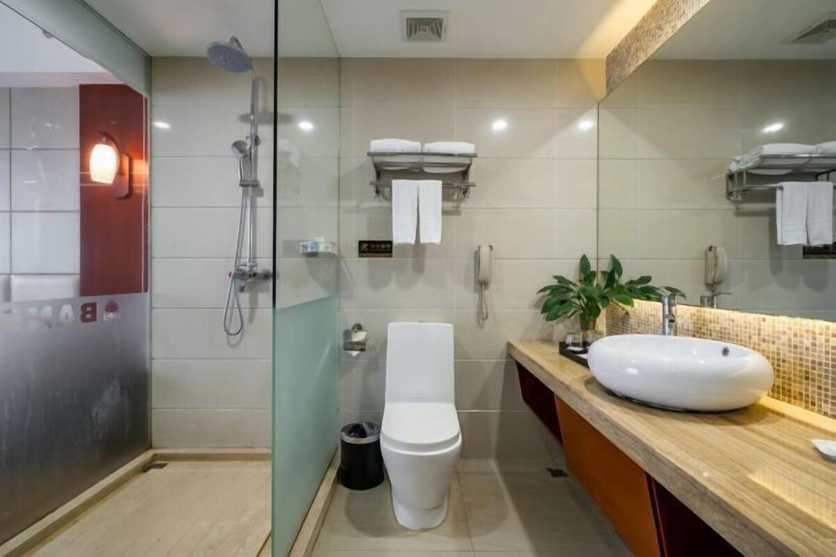 Shower, rainfall showerhead, free toiletries, hair dryer