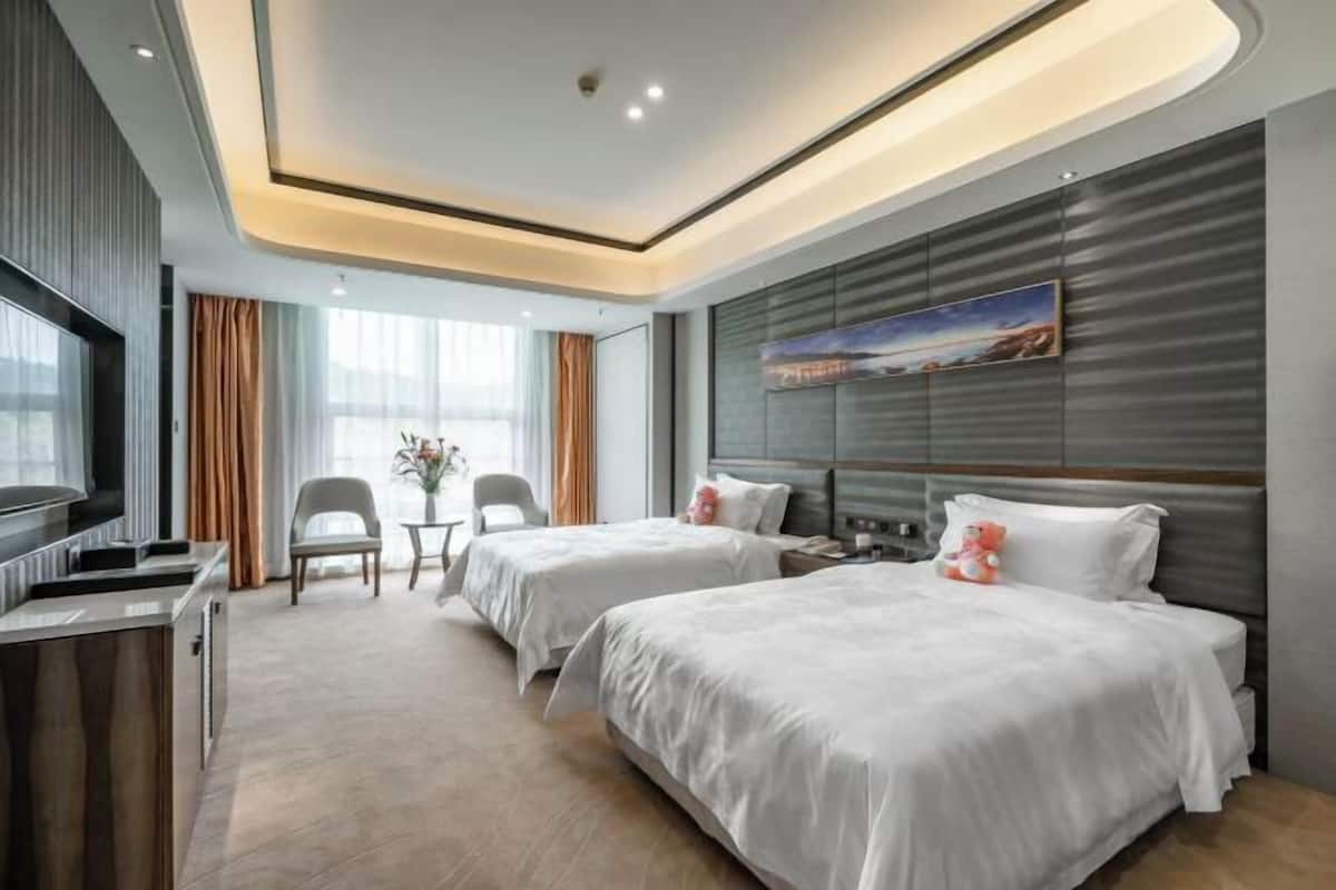 خزنة داخل الغرفة ومكتب وستائر تعتيم ومكواة/لوح كي