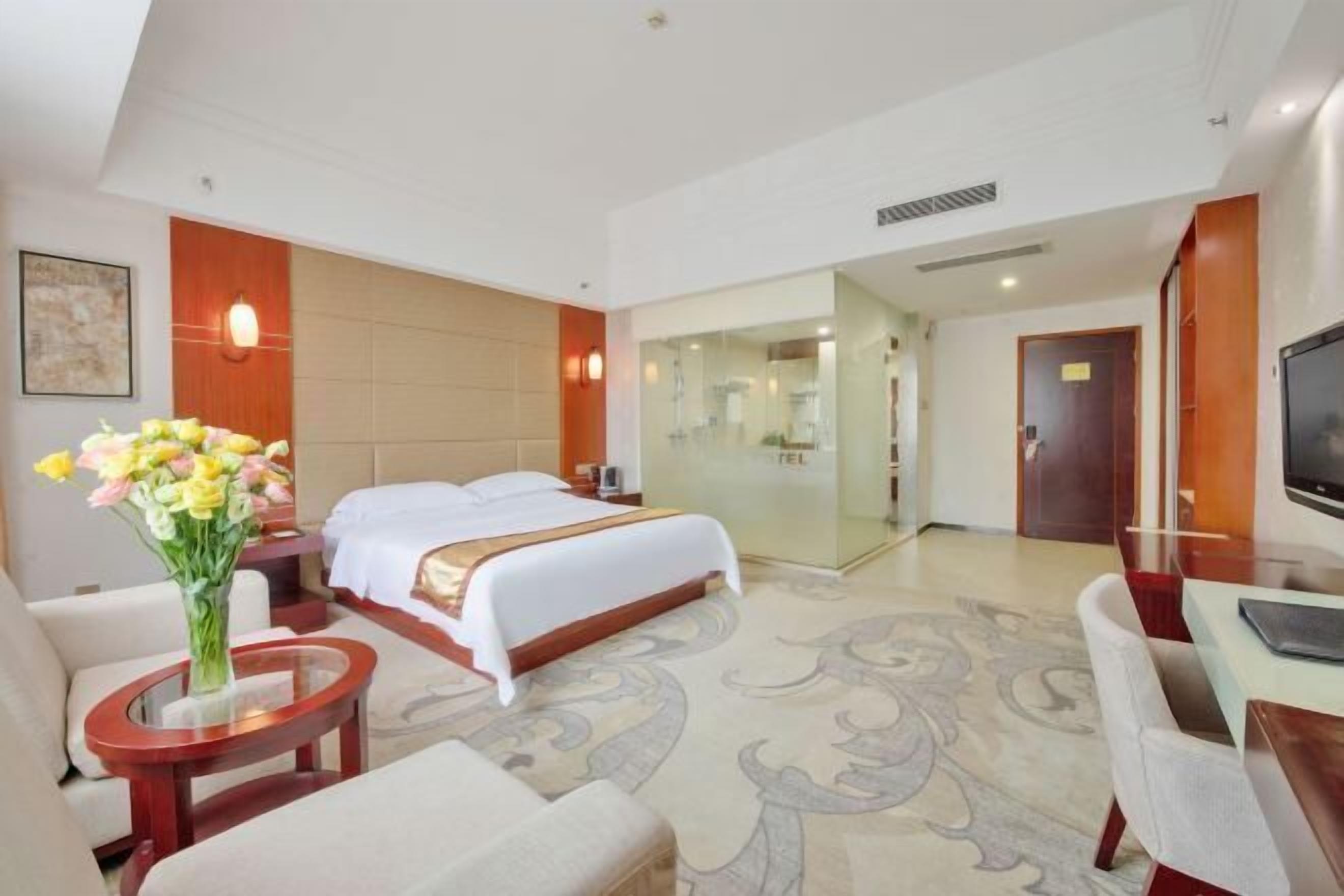 Peti besi dalam bilik, meja, langsir/tirai gelap terus 