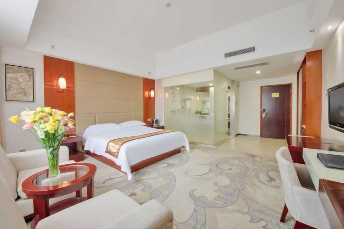 خزنة داخل الغرفة ومكتب وستائر تعتيم ومكواة/لوح كي