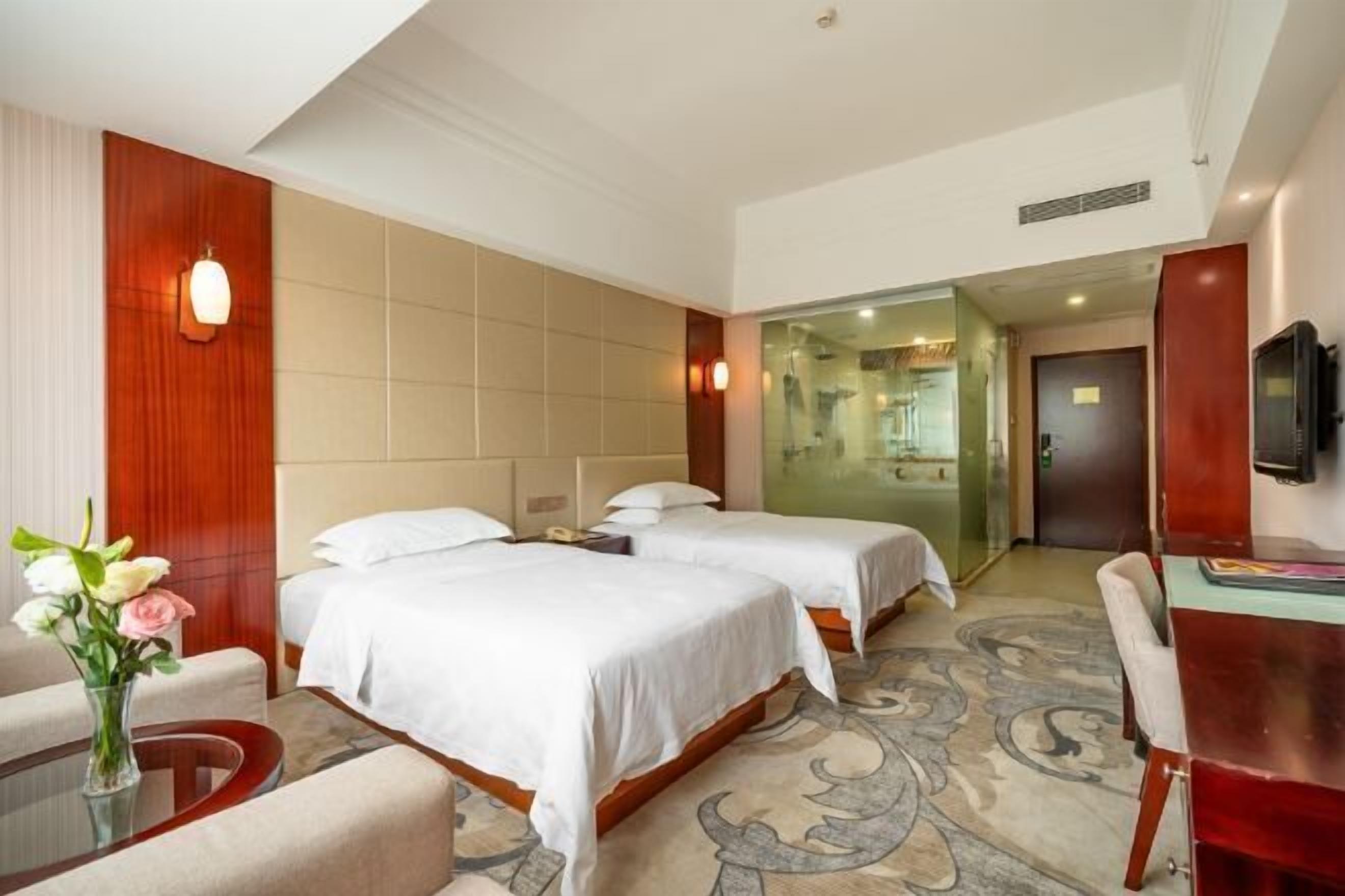 Peti besi dalam bilik, meja, langsir/tirai gelap terus 