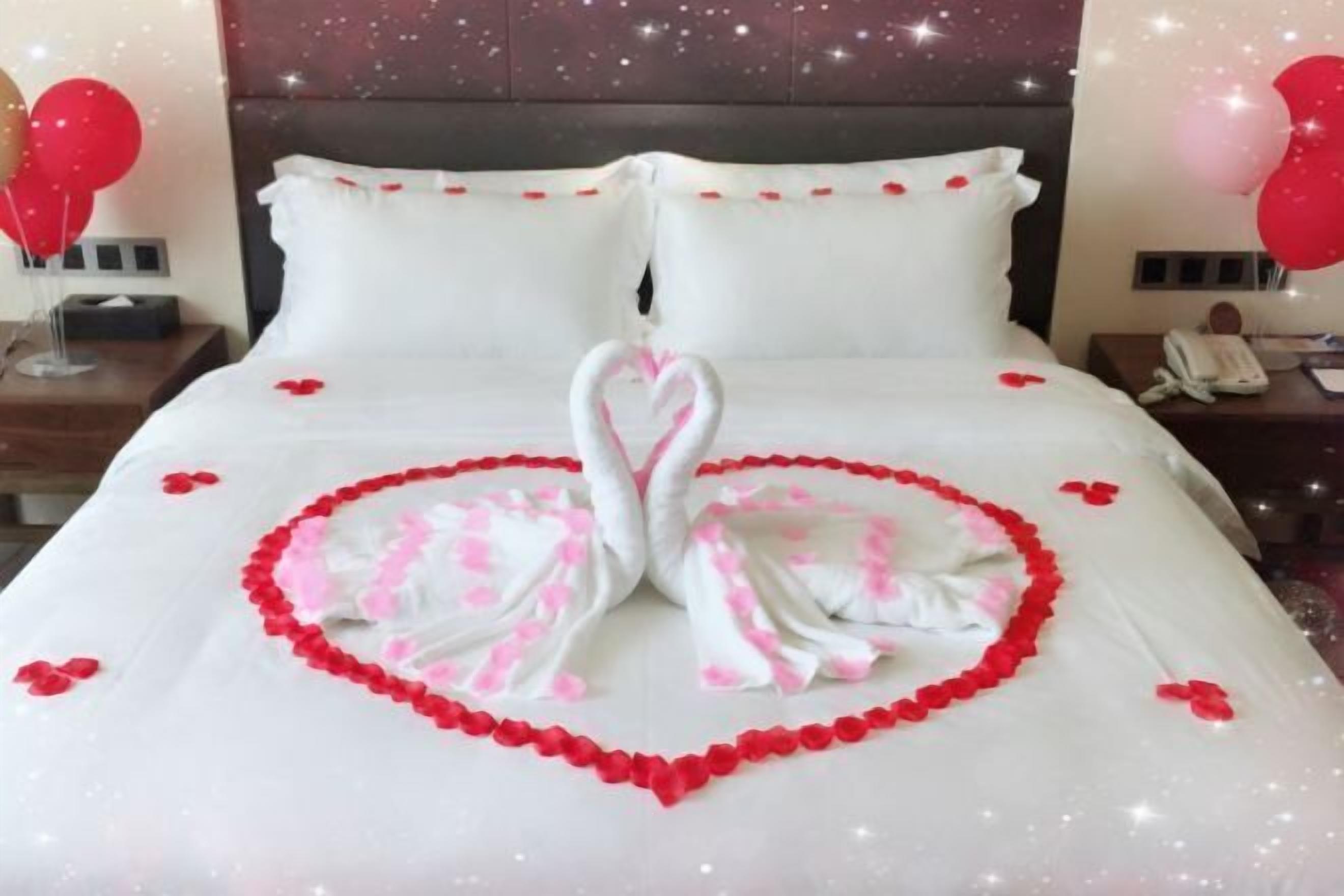 Peti besi dalam bilik, meja, langsir/tirai gelap terus 