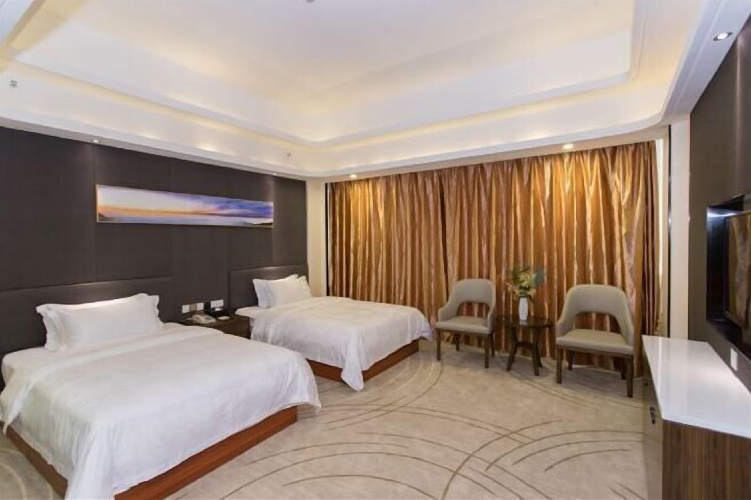 Peti besi dalam bilik, meja, langsir/tirai gelap terus 