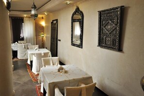 2 restaurants, breakfast, lunch served; local and international cuisine