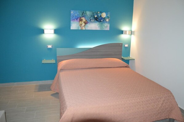 デスク、WiFi (無料)、ベッドシーツ