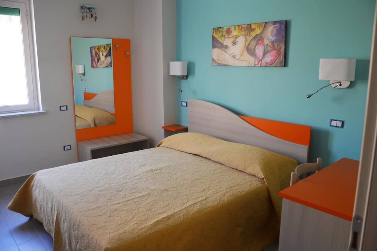 Escritorio, wifi gratis y ropa de cama