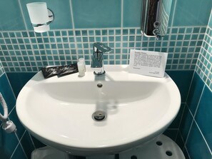 Bathroom sink - Good Night Moon B&B (Crotone)