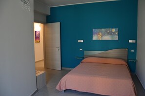 Desk, free WiFi, bed sheets - Good Night Moon B&B (Crotone)