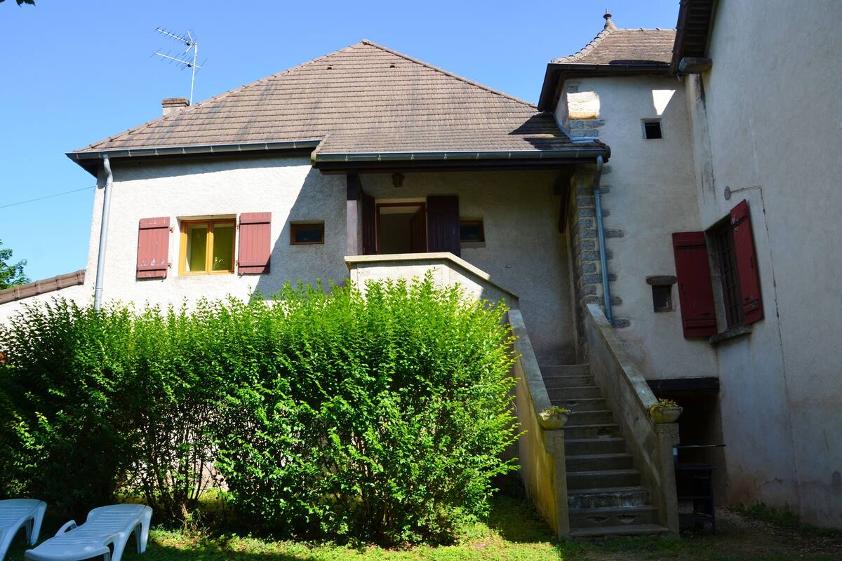 Une maison à deux étages avec un escalier menant à l’étage supérieur.