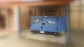 Een blauwe bergkast met een klein raam en een label in een zwak verlichte kamer.