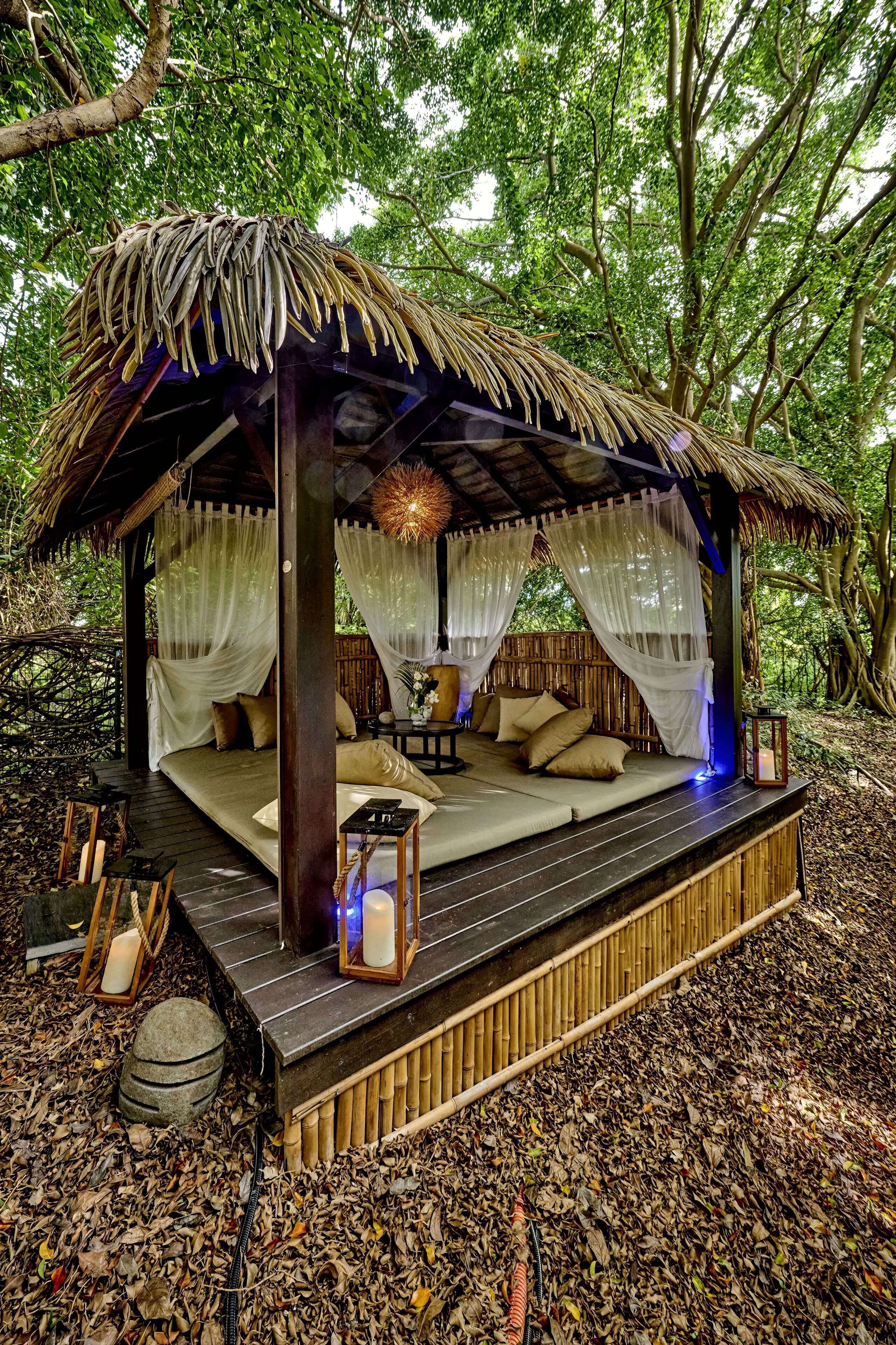 Serveert ontbijt, lunch, diner, lokale en internationale gerechten 