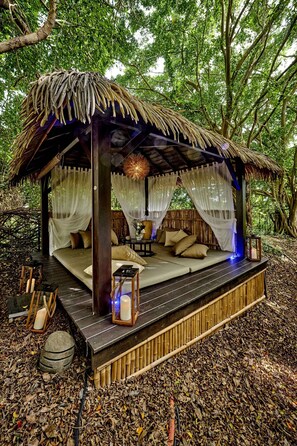 Se sirven desayunos, comidas, cenas y cocina local e internacional