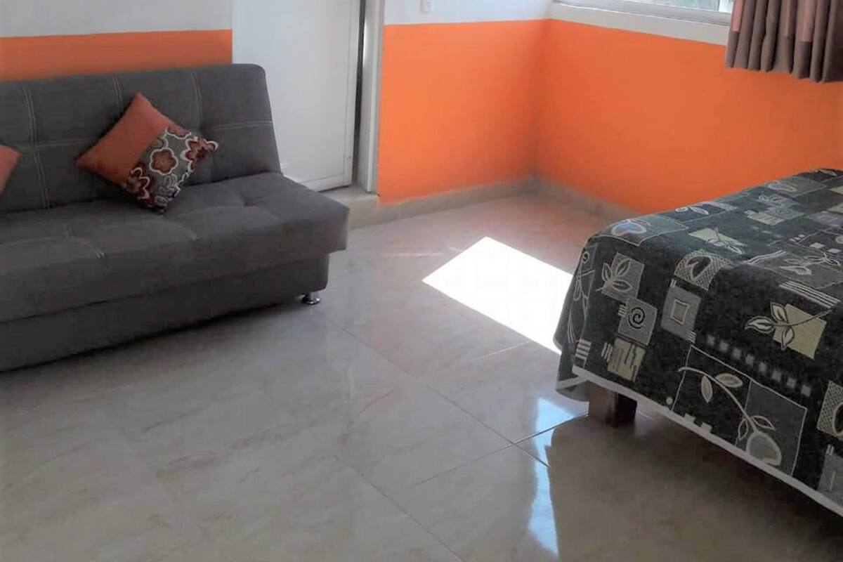 Habitación triple, 1 cama doble con sofá cama | Escritorio, wifi gratis, ropa de cama