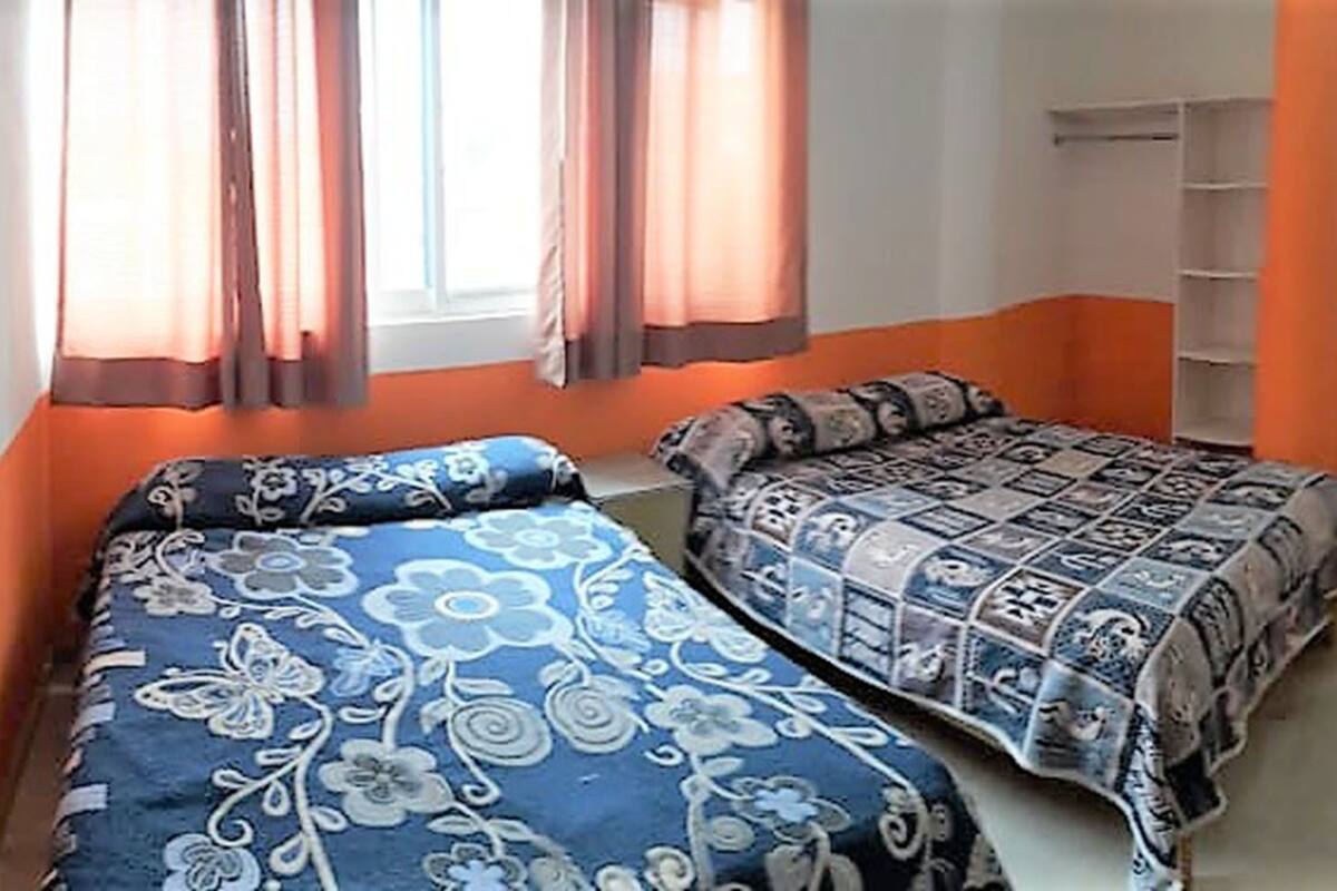 Habitación cuádruple | Escritorio, wifi gratis, ropa de cama