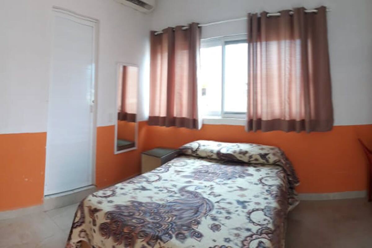 Escritorio, wifi gratis, ropa de cama