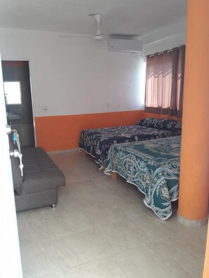 Vierbettzimmer | Schreibtisch, kostenloses WLAN, Bettwäsche