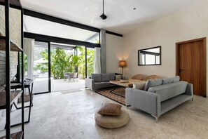 Departamento Deluxe, 2 camas Queen size, para no fumadores (1) | Área de sala de estar | Televisión de pantalla plana de 40 pulgadas con canales digitales 