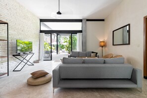 Departamento Deluxe, 2 camas Queen size, para no fumadores (1) | Área de sala de estar | Televisión de pantalla plana de 40 pulgadas con canales digitales 