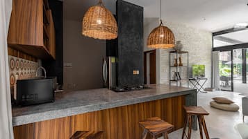 Apartemen Deluks, 2 Tempat Tidur Queen, Bebas Asap Rokok (1) | Dapur pribadi | Lemari es besar, microwave, kompor, dan mesin espresso