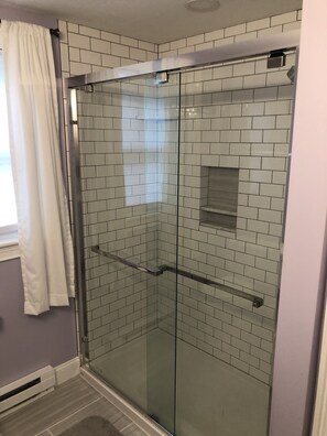 Ensemble douche/baignoire, serviettes fournies
