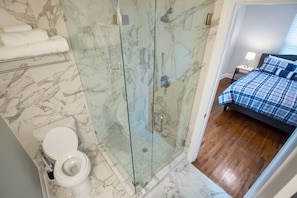 Combined shower/bathtub, hair dryer, towels, soap