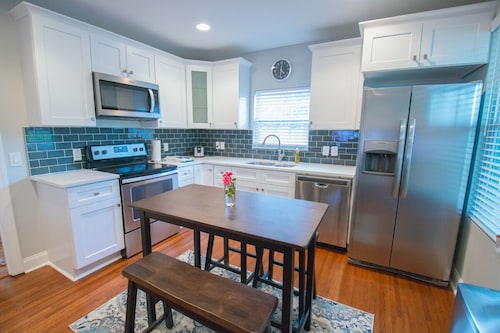 Modern Bunglow 2mins to Airport, Uptown Charlotte, Panther Stadium, Spectrum, etc