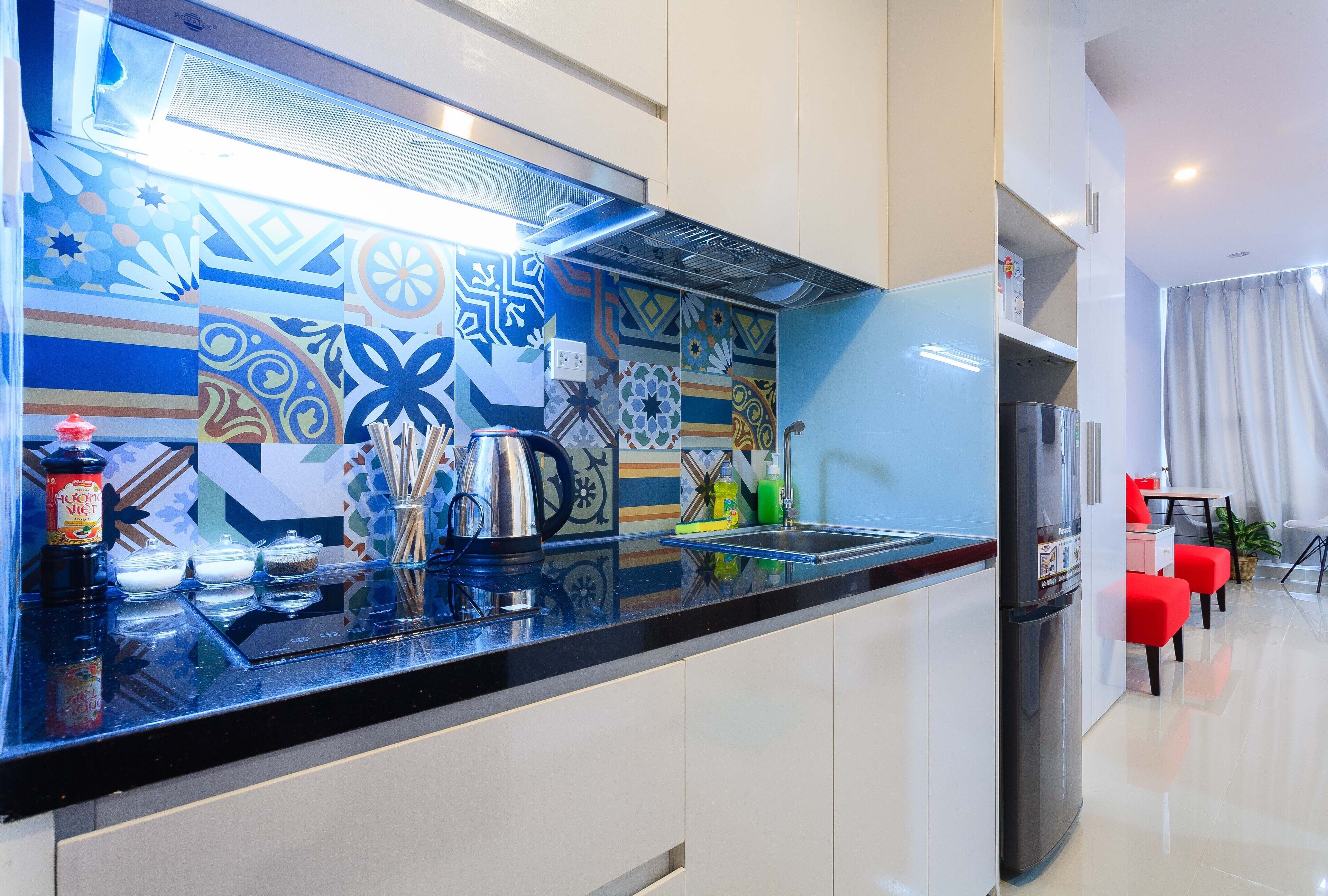 Micro-ondes, batterie de cuisine, vaisselle et ustensiles