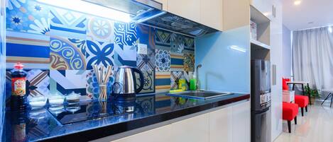 Microwave, cookware/dishes/utensils