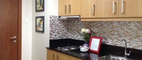 Fridge, microwave, oven, coffee/tea maker