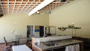 A kitchen with a granite countertop, a sink, and a ceiling fan. - House in a gated community, 45 minutes from São Paulo. (ITATIBA)