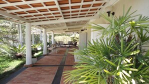 A covered outdoor area with brick flooring, white pillars, and a pergola structure. - House in a gated community, 45 minutes from São Paulo. (ITATIBA)