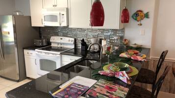 冰箱、微波炉、烤箱、炉灶