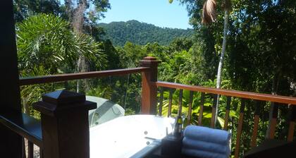 Daintree Holiday Homes - Yurara - Meerblick mit Luxus-Whirlpool für zwei Personen.