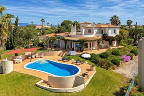 Outdoor pool - Villa with beautiful sea views, pool & spacious gardens — great for remote work (Estômbar)