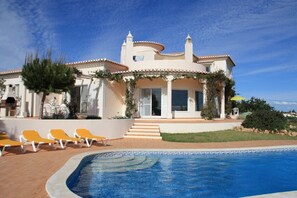 Outdoor pool - Villa with beautiful sea views, pool & spacious gardens (Estômbar)