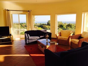 TV, fireplace, DVD player, stereo - Villa with beautiful sea views, pool & spacious gardens (Estômbar)