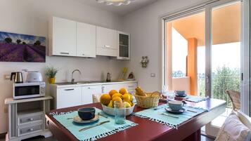 Réfrigérateur, four, plaque de cuisson, cafetiÚre/bouilloire