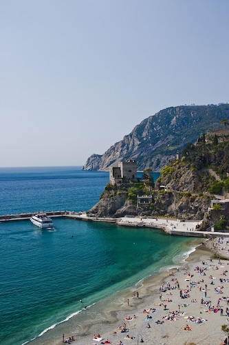 Large Apartment in a splendid quiet area - seaview