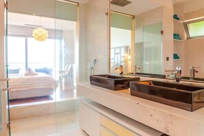 Bathtub, free toiletries, hair dryer, towels